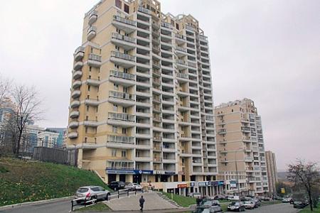 В Московской областной Думе разгорелась бурная дискуссия между коммунистами и «единороссами» по законопроектам о льготах для сельских учителей и переносу Дня России на другой день