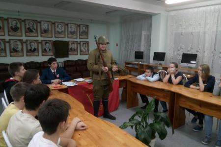Красноярский край. Комсомольцы Железногорска провели патриотический урок с учениками 8-9 классов