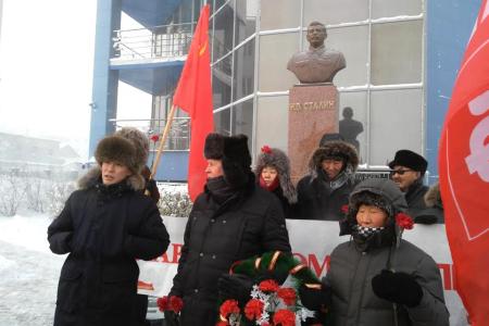 В день рождения И.В. Сталина якутские коммунисты возложили цветы к его памятникам в Якутске и Мирном 