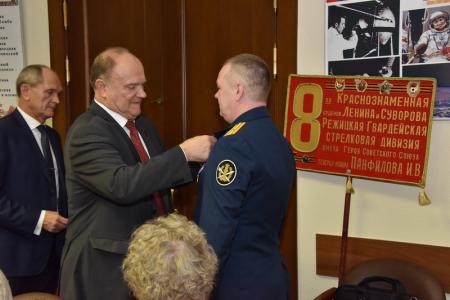 К 75-летию битвы под Москвой Г.А. Зюганов наградил группу ветеранов