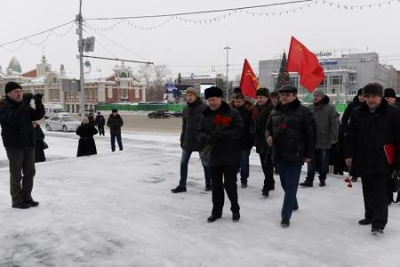 Ленин с нами! Новосибирские коммунисты почтили память основателя Советского государства