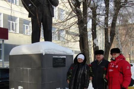 Курганская область. В День памяти В.И. Ленина коммунисты возложили цветы к памятникам Вождю мирового пролетариата