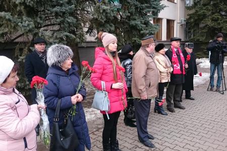 Ставропольский край. Цветы от коммунистов советскому государственному деятелю Всеволоду Мураховскому