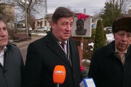 Ставропольский край. Цветы от коммунистов советскому государственному деятелю Всеволоду Мураховскому