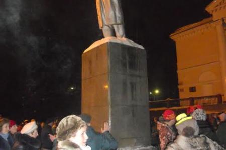 Ивановская область. Жители Вичуги второй год игнорируют главную городскую ёлку и водят новогодние хороводы вокруг… памятника Ленину
