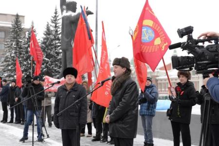 Ленин с нами! Новосибирские коммунисты почтили память основателя Советского государства