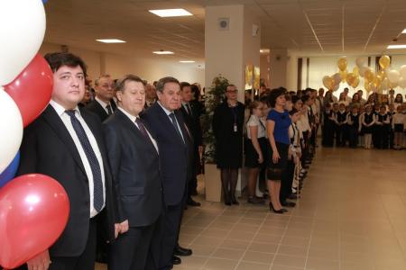 Мэр-коммунист Анатолий Локоть открыл новую школу в Новосибирске