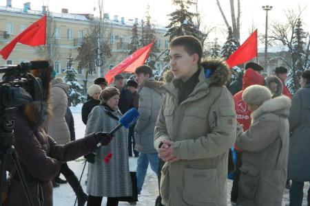 Самарские коммунисты возложили цветы к памятнику В.И. Ленину