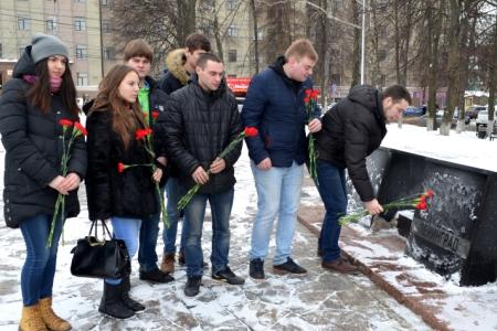 Тула. Коммунисты возложили цветы к стеле городу-герою Ленинграду