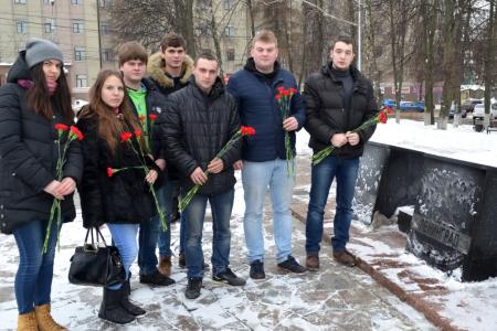 Тула. Коммунисты возложили цветы к стеле городу-герою Ленинграду