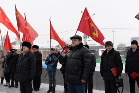 Ленин с нами! Новосибирские коммунисты почтили память основателя Советского государства