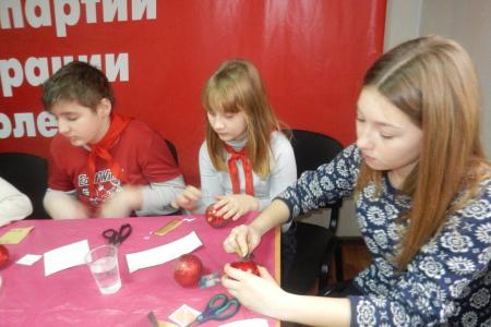 "Мы сильны нашей верною дружбой". Севастопольские пионеры и комсомольцы за праздничным новогодним столом подвели итоги 2016 года