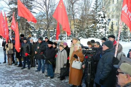 Самарские коммунисты возложили цветы к памятнику В.И. Ленину