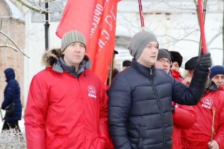 Новгородские коммунисты приняли участие в общегородском шествии в честь 75-летия подвига советских Героев