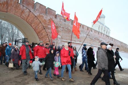 Новгородские коммунисты приняли участие в общегородском шествии в честь 75-летия подвига советских Героев