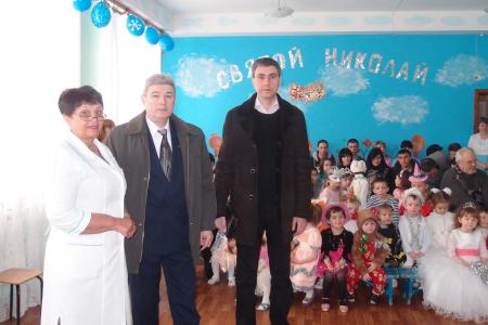 Дети Луганска получили новогодние подарки от российских коммунистов