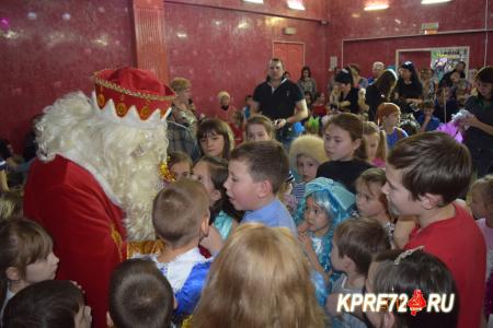Тобольск. Поселок Сумкино. Депутат-коммунист Юрий Юхневич организовал детский новогодний утренник с Дедом Морозом и Снегурочкой