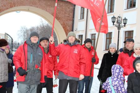 Новгородские коммунисты приняли участие в общегородском шествии в честь 75-летия подвига советских Героев