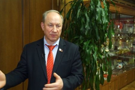 Валерий Рашкин предложил всех выселенных людей за долги подселять к Медведеву. Видео KPRF.TV