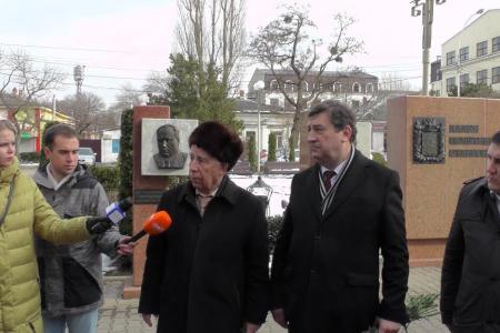 Ставропольский край. Цветы от коммунистов советскому государственному деятелю Всеволоду Мураховскому