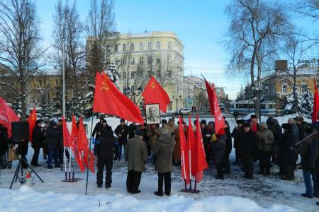 Самарские коммунисты возложили цветы к памятнику В.И. Ленину