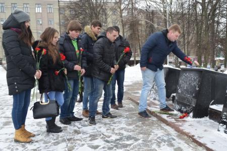 Тула. Коммунисты возложили цветы к стеле городу-герою Ленинграду