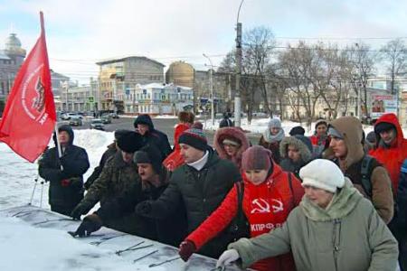 В память о жертвах «кровавого воскресенья» ивановцы возложили цветы к памятнику «Борцам революции 1905 года»