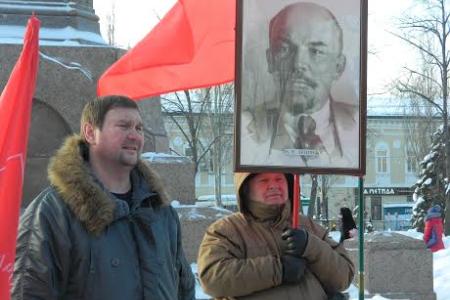 Самарские коммунисты возложили цветы к памятнику В.И. Ленину