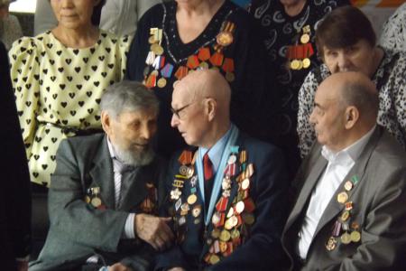Сахалинские коммунисты поздравили ветеранов