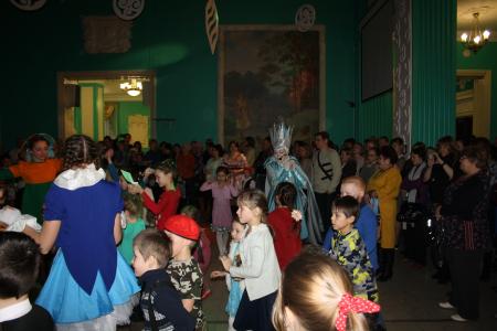 Удмуртия. Депутаты-коммунисты вручили детям новогодние подарки