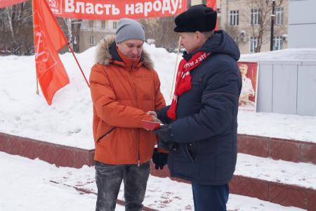 В Кемеровской области в день памяти Владимира Ильича Ленина прошли митинги, пикеты и возложения