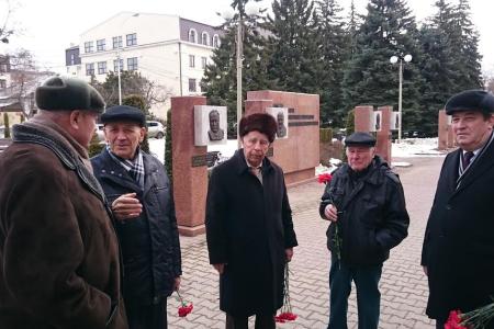 Ставропольский край. Цветы от коммунистов советскому государственному деятелю Всеволоду Мураховскому