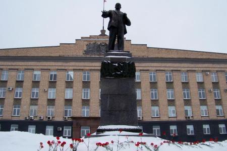 Орловские коммунисты возложили цветы к памятнику В.И. Ленину