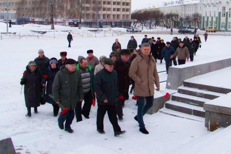 Орловские коммунисты возложили цветы к памятнику В.И. Ленину