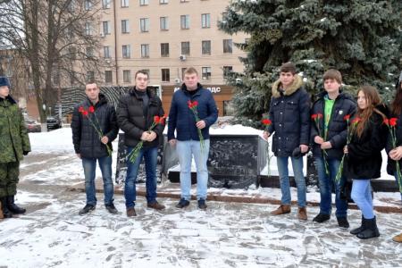 Тула. Коммунисты возложили цветы к стеле городу-герою Ленинграду