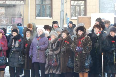 Лидеры коммунистов в Новосибирске поздравили жителей города с 73-й годовщиной полного освобождения Ленинграда от блокады