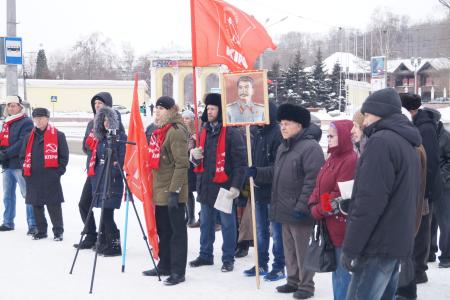 В Кемеровской области в день памяти Владимира Ильича Ленина прошли митинги, пикеты и возложения