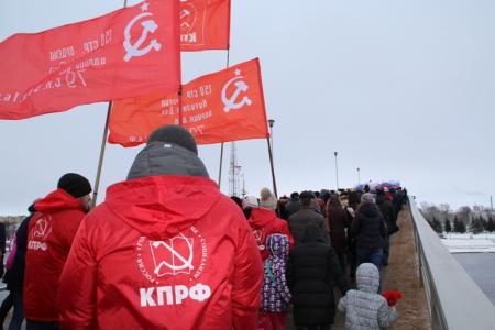 Новгородские коммунисты приняли участие в общегородском шествии в честь 75-летия подвига советских Героев