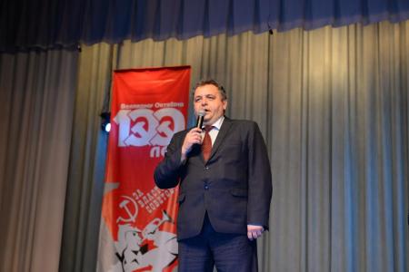 Концерт ко Дню Советской армии организовали коммунисты Калининского района Новосибирска