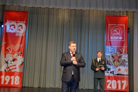Концерт ко Дню Советской армии организовали коммунисты Калининского района Новосибирска