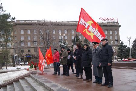 В преддверии Дня Советской армии и Военно-Морского флота сталинградские коммунисты и сторонники партии провели митинг и возложили цветы к Вечному огню на Аллее Героев