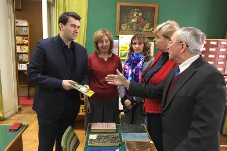 Олег Лебедев посетил Рязанскую область и подарил книги лидера КПРФ "На пасеке у Зюганова" библиотеке НИИ пчеловодства