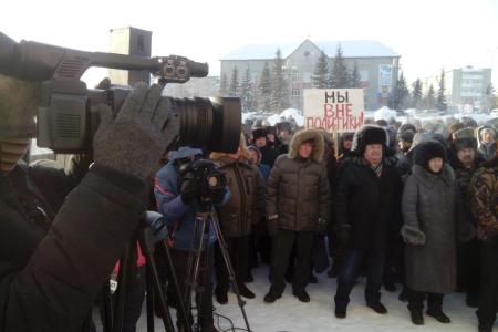 Новосибирская область. В тридцатиградусный мороз 500 охотников вышли на митинг против продажи охотугодий частникам