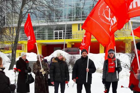 Ивановские коммунисты провели у памятника Фрунзе митинг, посвященный 99-й годовщине создания Красной Армии