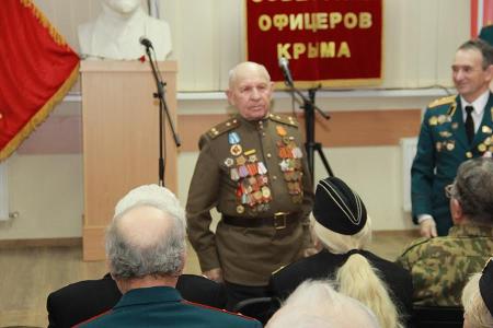 Республика Крым. Коммунисты шествием и митингом отметили День Советской Армии и Военно-Морского Флота