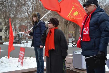 Коммунисты провели митинг, посвященный 99-й годовщине установления Советской власти в Астраханской области