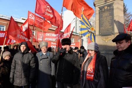 Новосибирские коммунисты прошли по Красному проспекту 23 февраля