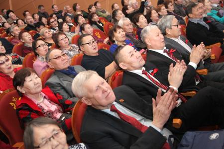 Якутия. Коммунисты провели большой торжественный вечер к 100-летию Великого Октября