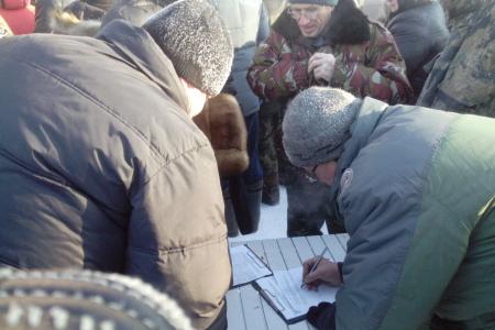 Новосибирская область. В тридцатиградусный мороз 500 охотников вышли на митинг против продажи охотугодий частникам