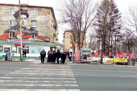 Приморский край. Пикетом против повышения тарифов на услуги ЖКХ коммунисты города Артема дали старт масштабным мероприятиям в честь 100-летия Великого Октября